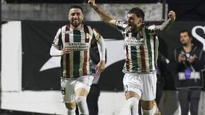 Jogadores do Estrela celebram golo no jogo contra o Arouca