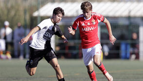 Jogadores de Farense e Benfica disputam a posse de bola