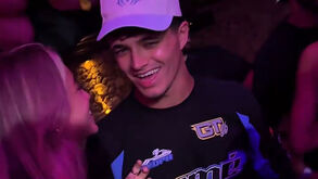 Lando Norris e Margarida Corceiro dançam em festa após conquista do Mundial de Fórmula 1