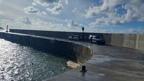 Cinco pessoas arrastadas por onda que galgou muralha do cais do Paul do Mar na Madeira