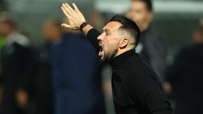 Francesco Farioli dá indicações em Tondela