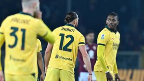 Jogadores do Milan em campo contra o Torino na Serie A