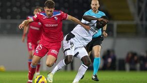 Disputa de bola entre jogadores do V. Guimarães e Gil Vicente