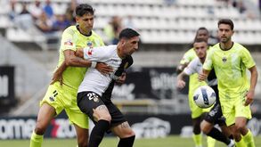 Bruno Rodrigues, defesa do Chaves, tenta travar Dorregaray