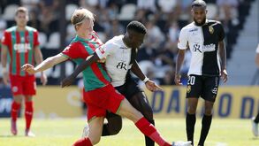 Noah Madsen em disputa de bola