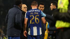 Luuk de Jong avalia opções de tratamento