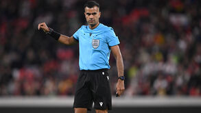 O árbitro norueguês Rohit Saggi 