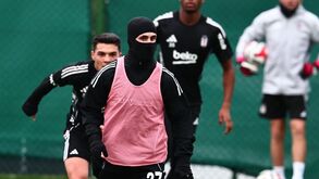 Rafa Silva treina no Besiktas protegido do frio
