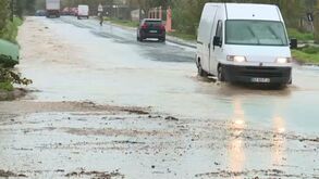 Depressão Bram: estrada alagada devido à força da chuva em Fernão Ferro