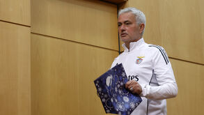 José Mourinho com um saco-presente na sala de imprensa do Benfica Campus