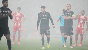 Futebolistas do Sporting e do Bayern Munique jogam sob neblina densa