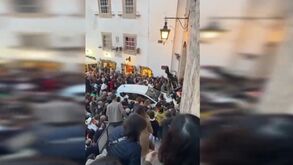 Carro tenta atravessar multidão dentro das muralhas do Castelo de Óbidos durante Vila de Natal