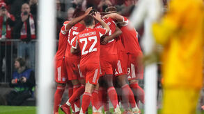 Jogadores do Bayern Munique celebram golo contra o Sporting na Liga dos Campeões