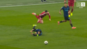 Robertson até deu cambalhota no ar: Lautaro Martínez entrou com tudo sobre o defesa do Liverpool