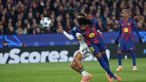 Ação entre jogadores do Barcelona e Eintracht Frankfurt na Liga dos Campeões