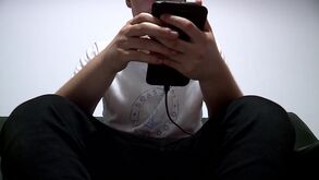 Jovem xxx telemóvel xxx