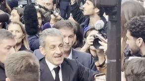 Multidão à espera de autógrafo: Sarkozy assina livros sobre os 20 dias que passou na prisão