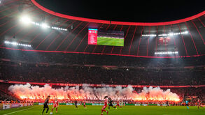 Adeptos do Bayern também deflagraram tochas a abrir o jogo e no início da segunda parte