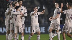 Jogadores do Ajax celebram vitória sobre o Qarabag 