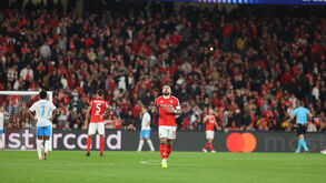 Jogo Benfica-Nápoles: jogador do Benfica em campo com adeptos