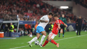 Momento de jogo entre Benfica e Nápoles na primeira parte da partida
