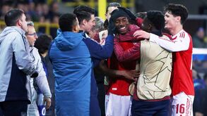 Jogadores do Arsenal celebram no jogo contra o Club Brugge