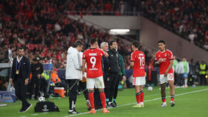 Momento de jogo entre Benfica e Nápoles, com resultado de 2-0