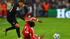 Maxi Araújo em ação com Olise, na Allianz Arena