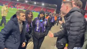 Jack Wilshere fala com adeptos nas bancadas num jogo do Luton Town