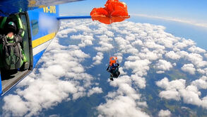 Susto na Austrália: paraquedista fica preso na asa do avião a mais de 4500 metros de altura