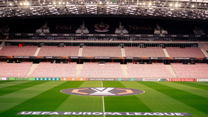 Vista do relvado do Allianz Riviera em dia de jogo de Liga Europa