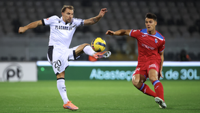 Antonio Espigares (à direita) disputa a posse de bola com Samu (à esquerda)