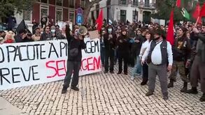 Centenas de pessoas reunidas no Rossio em protesto em dia de greve geral