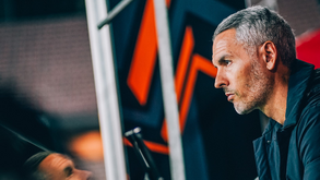 Carlos Vicens sentado no banco do Nice