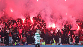 Adeptos do Benfica deflagram engenhos pirotécnicos durante o dérbi com o Sporting na Luz