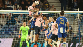 Jogadores do FC Porto e Malmö disputam a bola durante jogo da Liga Europa