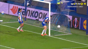 Francisco Moura marca autogolo no jogo FC Porto-Malmö.
