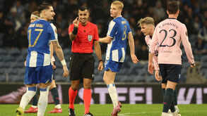 Árbitro Rohit Saggi durante o FC Porto-Malmö