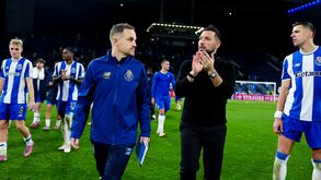 Francesco Farioli aplaude os adeptos no final do jogo com o Malmö