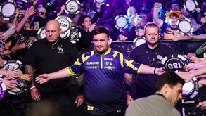 Dardos: Luke Littler inicia defesa do título mundial com vitória confortável