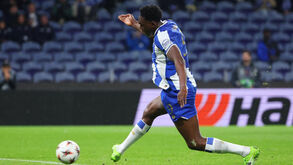 Martim e Samu com queixas no banco durante jogo.
