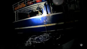 O momento em que a Marinha francesa intercepta um barco que transportava mais de duas toneladas de cocaína