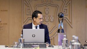 Pedro Proença ao lado do troféu de campeão do mundo de sub-17