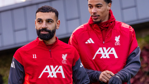 Mohamed Salah e Ekitike preparam-se para dar início a mais um treino no Liverpool