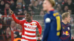 Ilyas Ansah celebra um dos golos do jogo