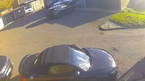 Homem regressa de férias e encontra lugar de estacionamento para deficientes pintado à volta do carro e multas