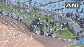 Tudo pelos ares: 80 mil adeptos enchem estádio na Índia para ver Messi e saem revoltados e de mãos a abanar