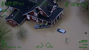 Imagens aéreas mostram cheias severas e operações de resgate em Washington 