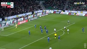 Os três golos em cinco minutos do Sporting começaram neste remate de fora da área de Suárez