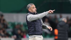 Rui Borges dá instruções aos jogadores do Sporting no duelo frente ao AVS